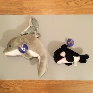 Vintage bundle of 2 Sea World plushies
